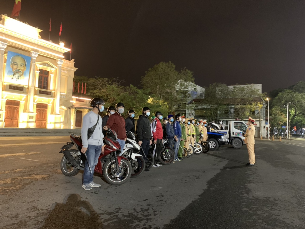 Nhắc nhở người dân không tụ tập ban đêm